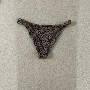 Animal print bikini bottoms 🐾